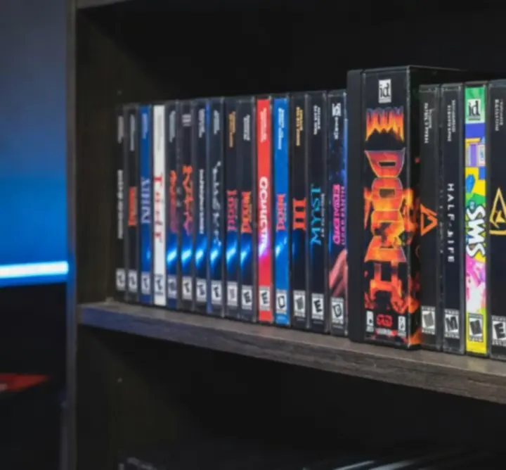 Collection de jeux PC classiques emblématiques alignés dans une bibliothèque