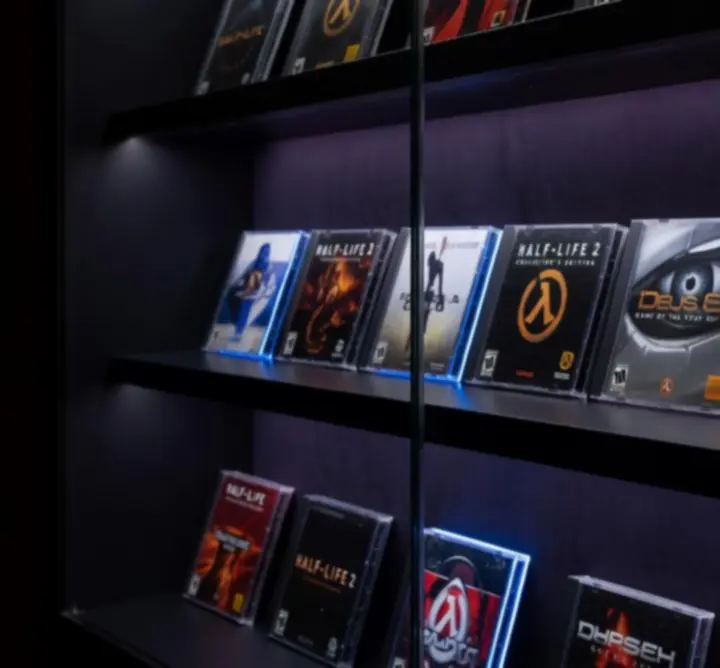 Vitrine élégante de boîtes de jeux PC classiques et rares avec éclairage cinématographique.