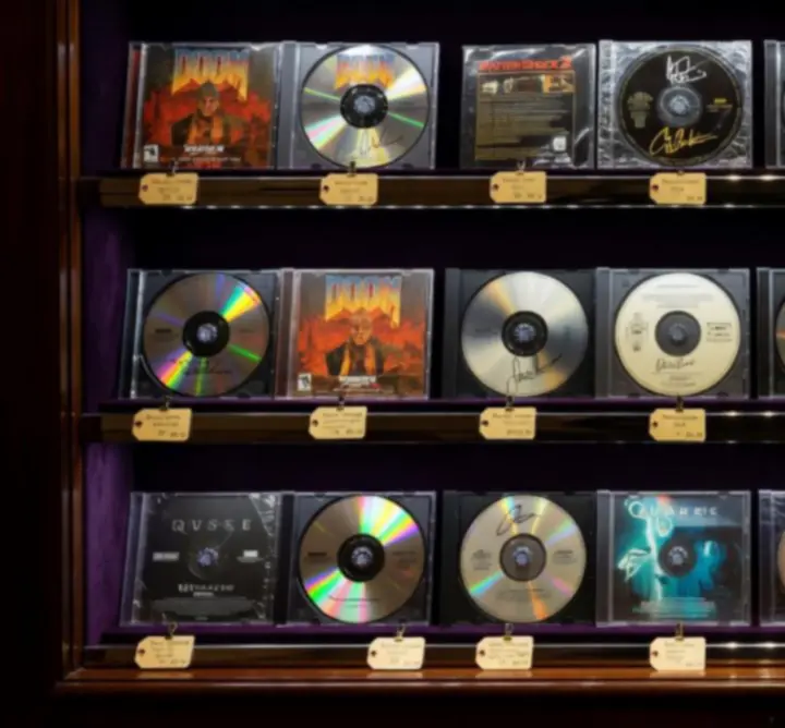 Vitrine privée professionnelle remplie de jeux PC rares, rangés avec un éclairage cinématographique.