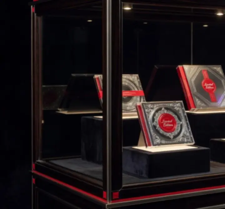 Collection rare de jeux PC de prestige présentée dans une vitrine luxueuse.