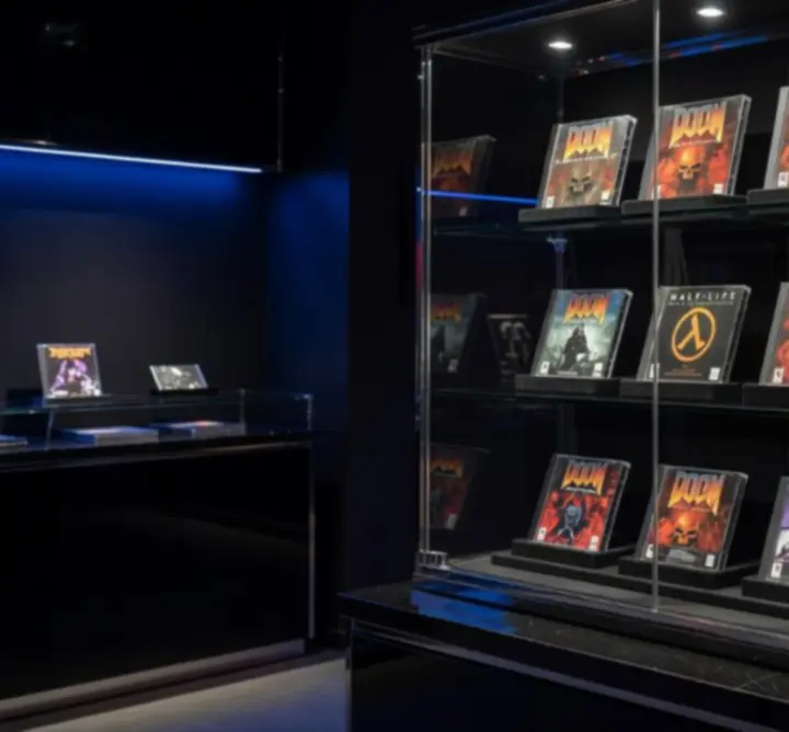 Vitrine rétro premium présentant des jeux PC de collection rares alignés dans une lumière cinématographique.